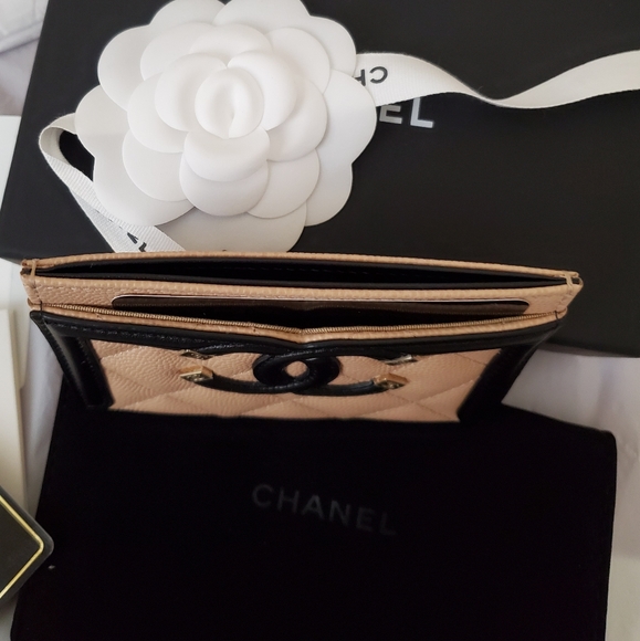 authentic Chanel filigree caviar card holder - Picture 10 of 16
